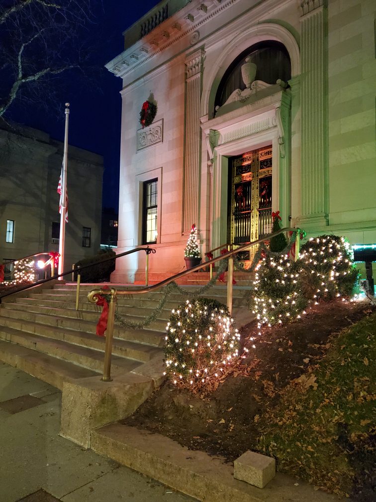 7c114a0f-savings-bank-of-danbury-holiday-decorating