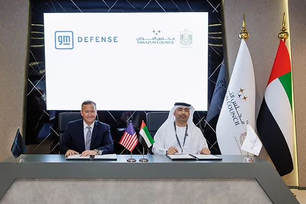 GM Defense President, Steve duMont (left) and Tawazun Council CE