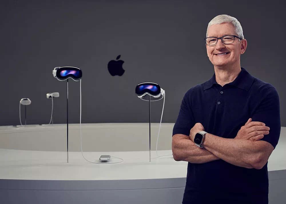 Apple-WWDC23-Tim-Cook-with-Apple-Vision-Pro